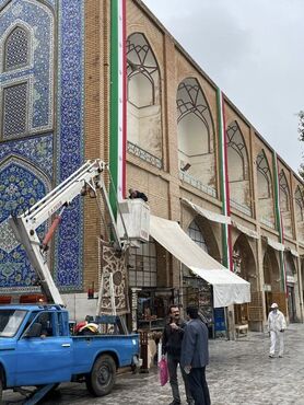 میخ‌های مناسبتی بر پیکر میدان نقش‌جهان