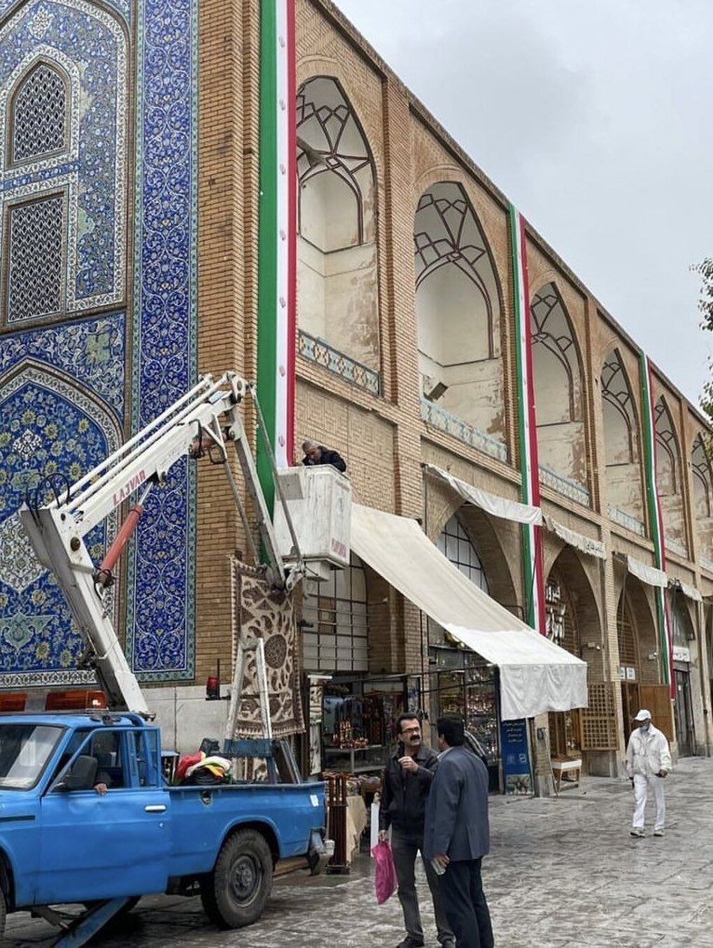 میخ‌های مناسبتی بر پیکر میدان نقش‌جهان