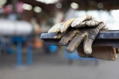 دشمن در تلاش برای تعطیل کردن کارخانجات است