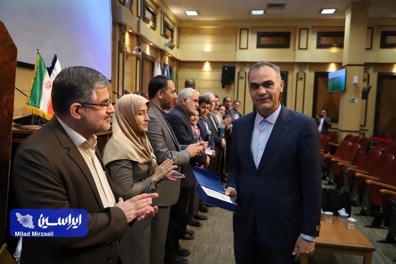 اهدای تندیس «ارتقای سلامت جامعه و سلامت هوا» به شرکت فولادسنگ مبارکه