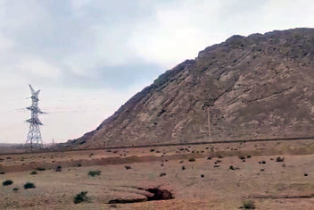 فرونشست زمین در دشت مهیار اصفهان و خطر آسیب دکل های برق