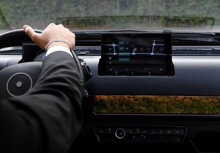 تصاویری از خودرویی با سقف خورشیدی/ تهویه با خزه ایسلندی