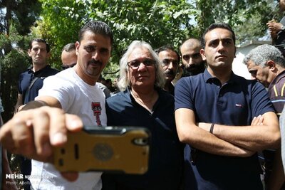 سلفی‌بگیران در خاکسپاری «عزت الله انتظامی»!