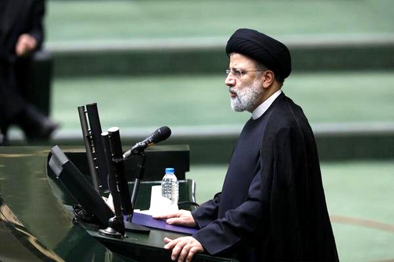مردم همچنان چشم انتظار تحقق وعده‌های اقتصادی دولت