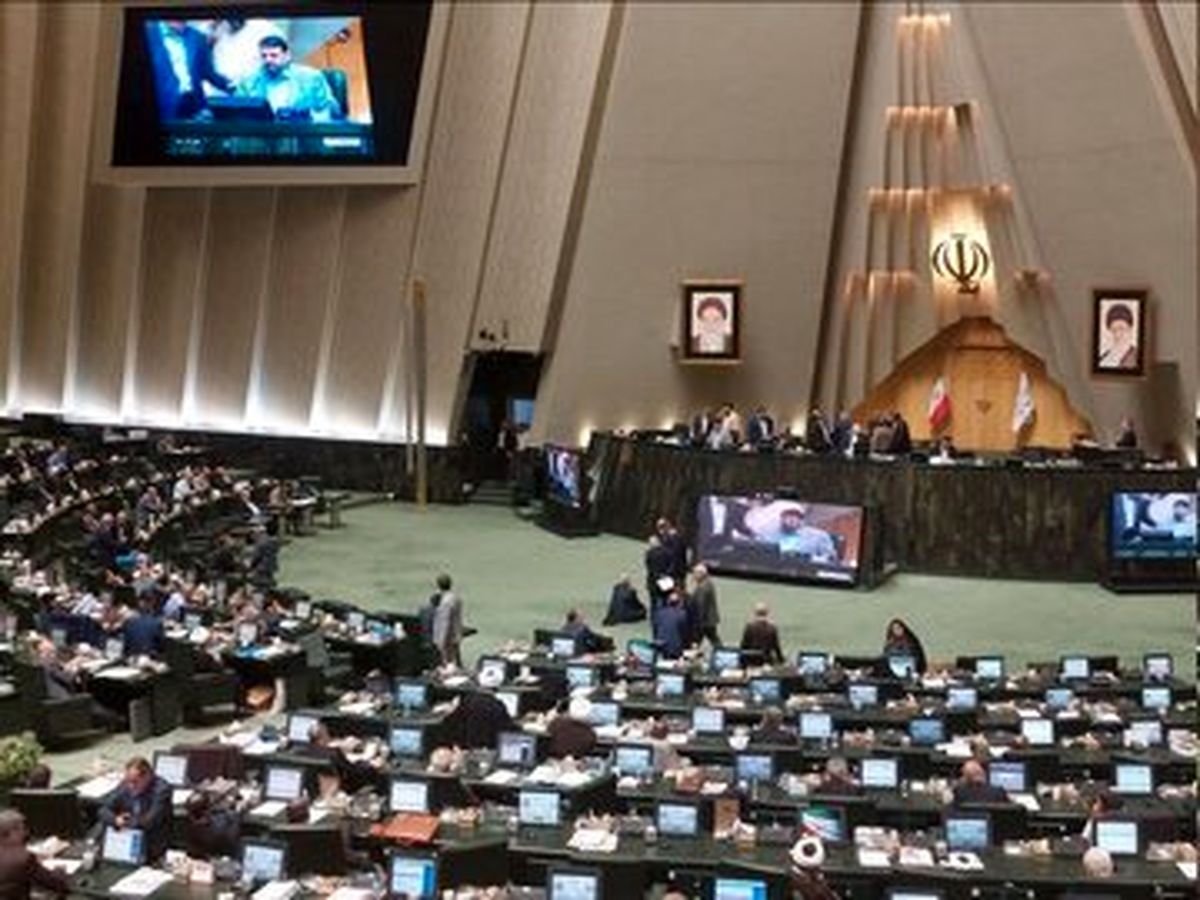 تنها عکس خبرگزاری مجلس از تحصن الیاس نادران /خنده های معنادار!