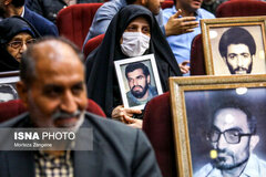 این مرد؛ متهم ردیف یازدهم دادگاه منافقین است /او تحت تعقیب اینترپل و دارای اعلان قرمز به شماره ۲۰۰۲-۵۳۱/۶-A است