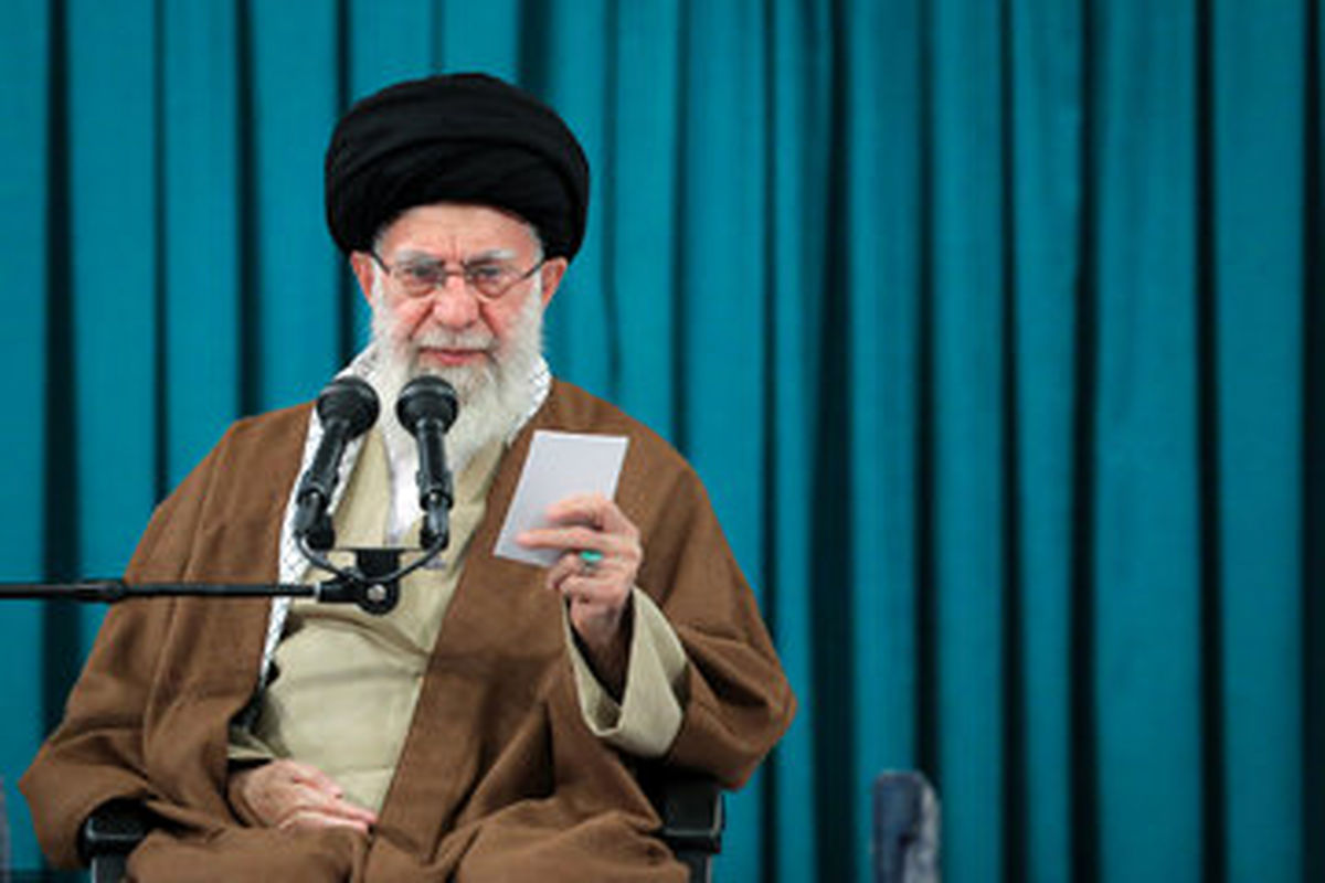 رهبر انقلاب: گاهی اوقات جنگ نظامی آسانتر از جنگ فکری است /ملت ایران با ایستادگی خود، به توطئه‌ دشمن پوزخند می زند