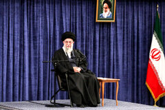 عکسی متفاوت از باهنر و میرسلیم در حاشیه دیدار مسئولان با رهبری