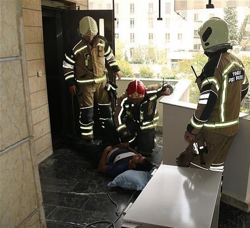 سقوط گاوصندوق ۲۰۰ کیلویی بر روی مرد جوان