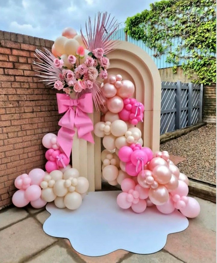 ۵۰ مدل تم تولد دخترانه شیک، جدید و ساده در سال ۱۴۰۴ + عکس و ایده