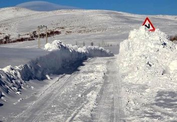 کولاک راه گردنه «شاه‌ولایت» را بست؛ دمای چادگان به منفی ۱۶ درجه رسید
