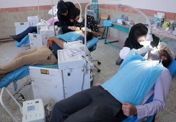 ارمغان «لبخند ایران» برای ساکنان زینبیه؛ دندانپزشکان جوان به یاری محرومان شتافتند