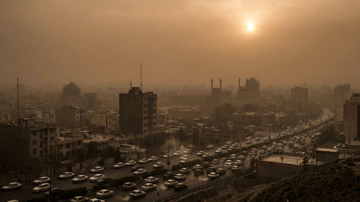 محاصره اصفهان در وضعیت قرمز: آلودگی هوا از مرز هشدار گذشت + جزئیات مناطق