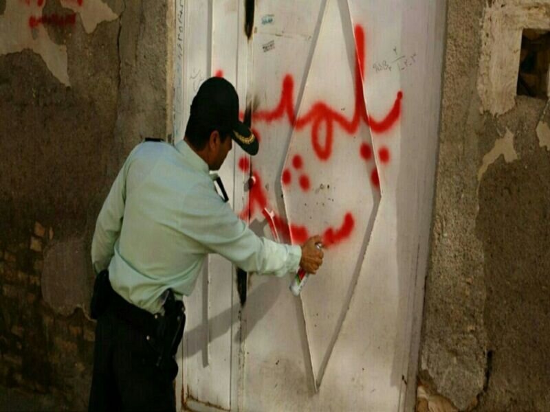 غافلگیری 6 مصرف کننده و فروشنده موادمخدر در یک خانه توسط پلیس اصفهان