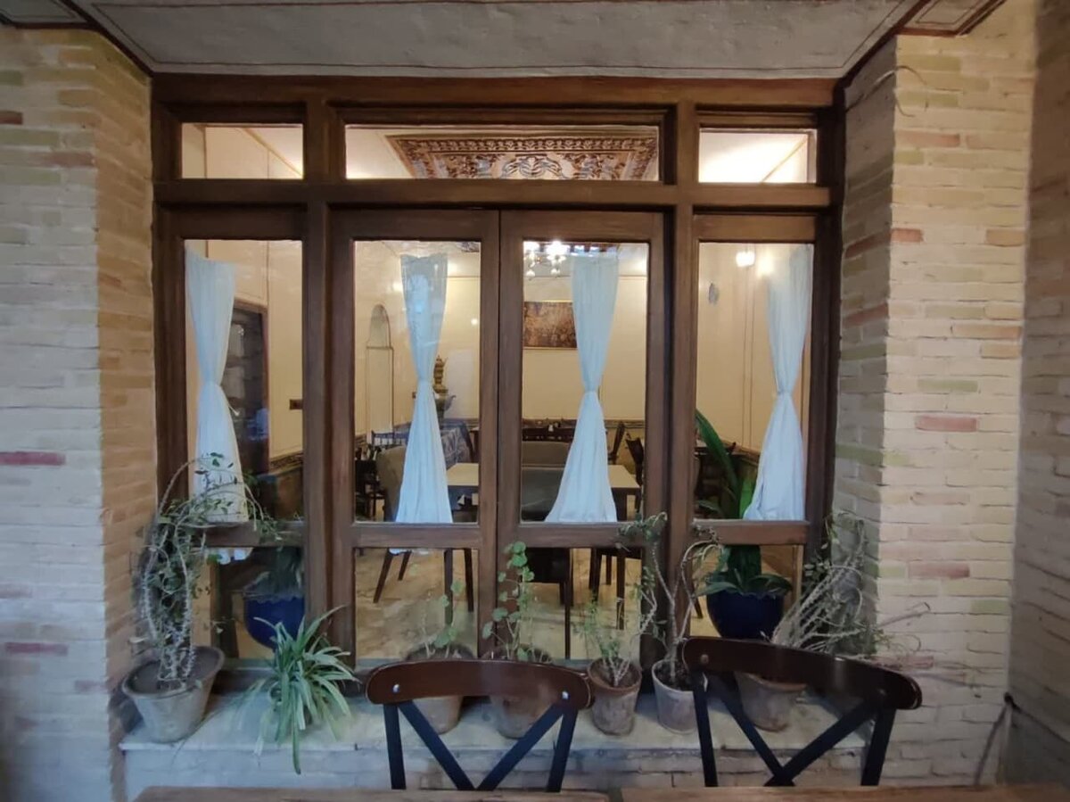 پشت پنجره ها چه خبر است؟