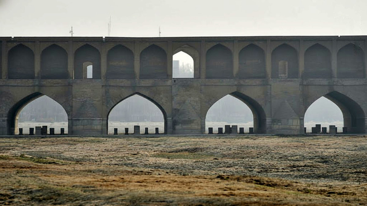 نهمین روز نفس‌تنگی در نصف جهان؛ اصفهان در آستانه وضعیت «فوق قرمز» آلودگی هوا!