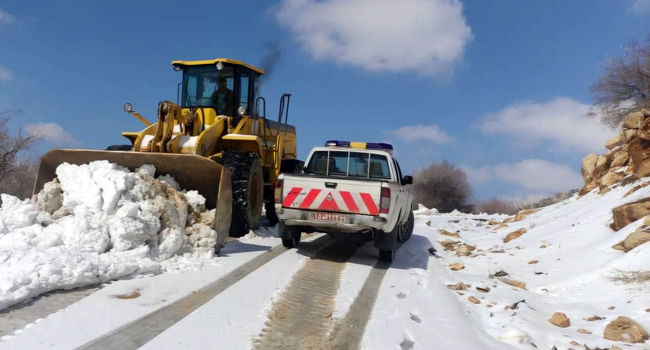 نجات شبانه مسافران در گردنه‌های کاشان و انسداد شریان‌های اصلی غرب اصفهان