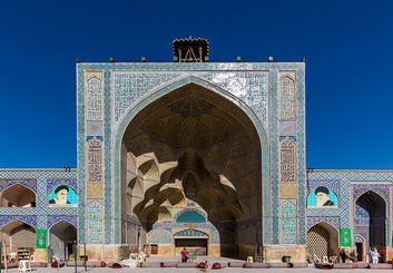 وضعیت قرمز در قلب تاریخ؛ نشست زمین و ترک خوردگی در جوار گنبد هزار ساله «مسجد جامع» اصفهان