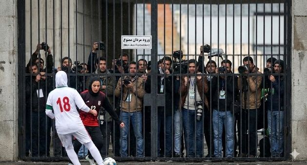 تصویر فوتبال زنان پشت قاب بسته