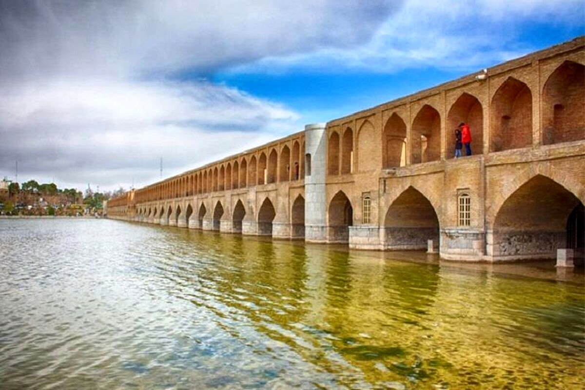 دیوارنویسی روی سی و سه پل اصفهان؛ ماجرا چه بود؟