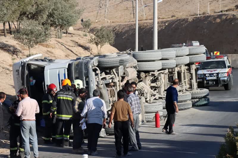 واژگونی کامیون حمل بتن در خیابان جانبازان+عکس