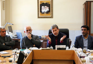 استاندار اصفهان: توزیع متوازن کالاهای اساسی در تمام شهرستان‌ها الزامی است