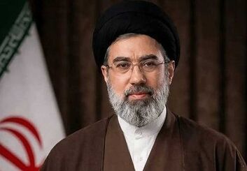 آیت‌الله سیدمجتبی‌خامنه‌ای سومین رهبر نظام‌ اسلامی‌ ایران‌ شد