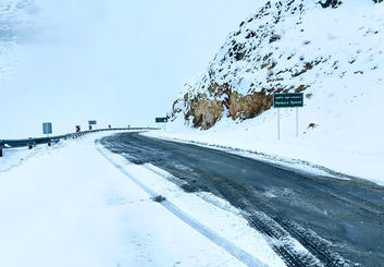 ازگشایی کامل محورهای اصلی اصفهان؛ نبرد شبانه‌روزی راهداری با برف در غرب و جنوب استان