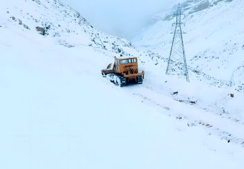 بازگشایی گردنه «کِلوسه» پس از ۱۰ روز محاصره در برف ۶ متری؛ راه ۷ روستا باز شد
