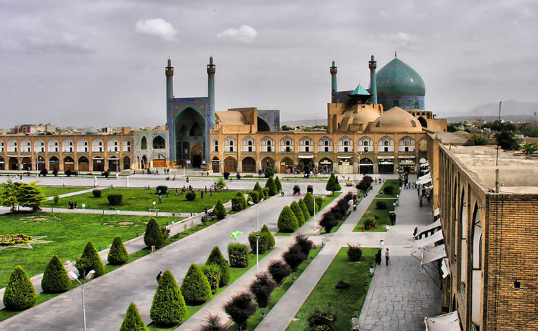 زیر گنبدهای تاریخی، روی سیم‌های برهنه؛  گزارشی از بی‌پناهی بازارهای نقش‌جهان