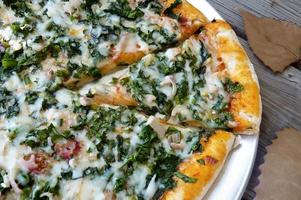 طرز تهیه پیتزا اسفناج با پنیر؛ غذای سالم و خوشمزه برای تمام سلیقه‌ها