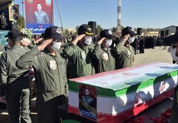 بدرقه سرخ تیزپروازان هوانیروز در اصفهان؛ پیکر خلبانان شهید بر دوش همرزمان تشییع شد