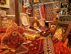 رقصِ رنگ بر روی فرش؛ وقتی نور، نقاشِ خانه می‌شود